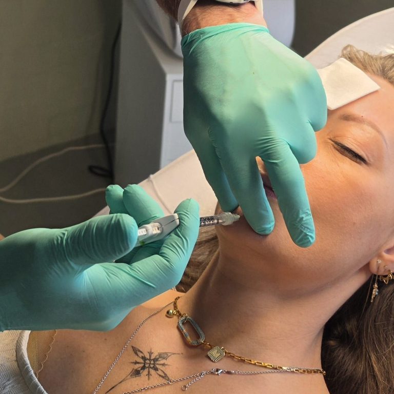 Een vrouw krijgt een cosmetische behandeling op de lippen. professioneel uitgevoerd.